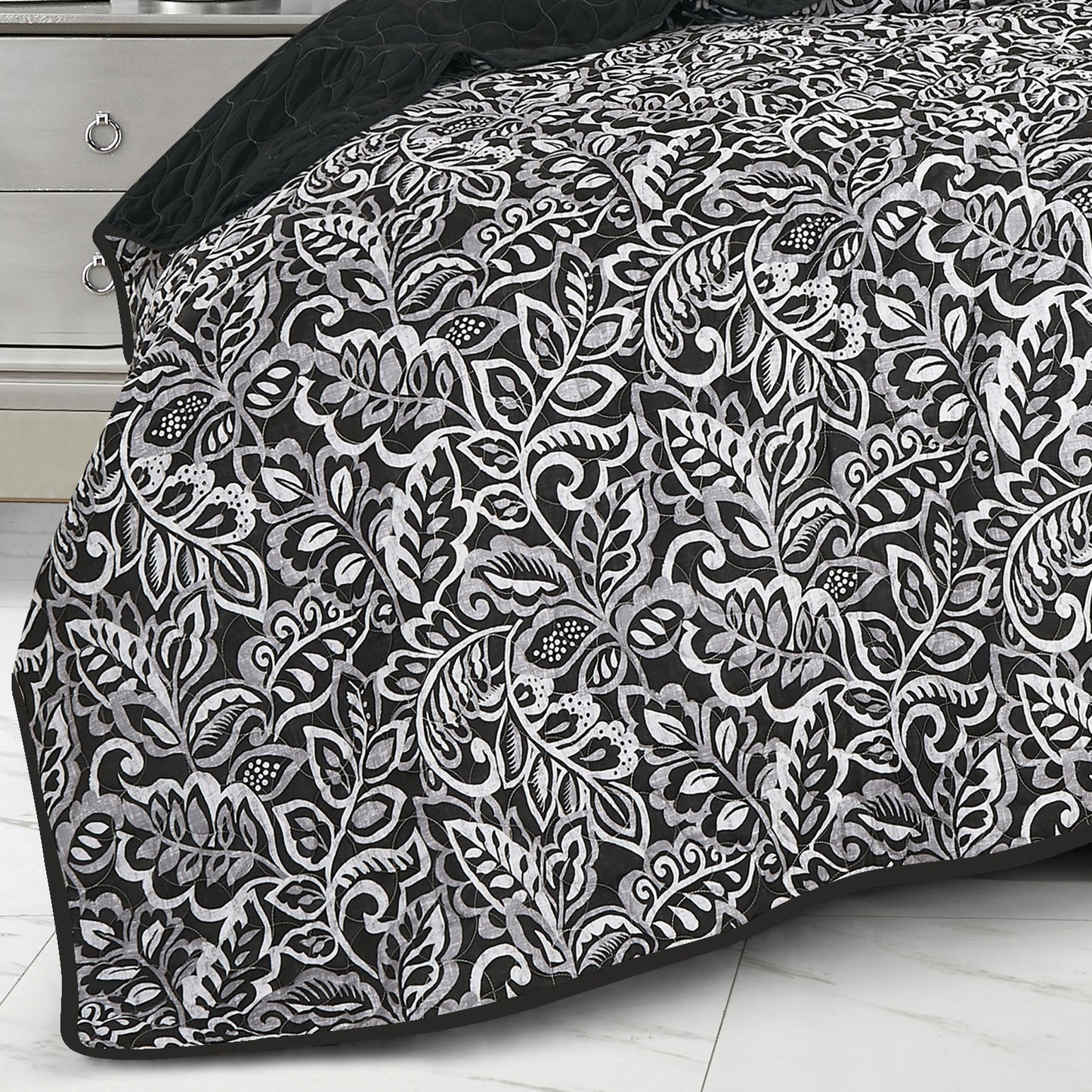 Oasis Black and White Bedspread Set King Size 3-Piece Reversible Black Quilt Set