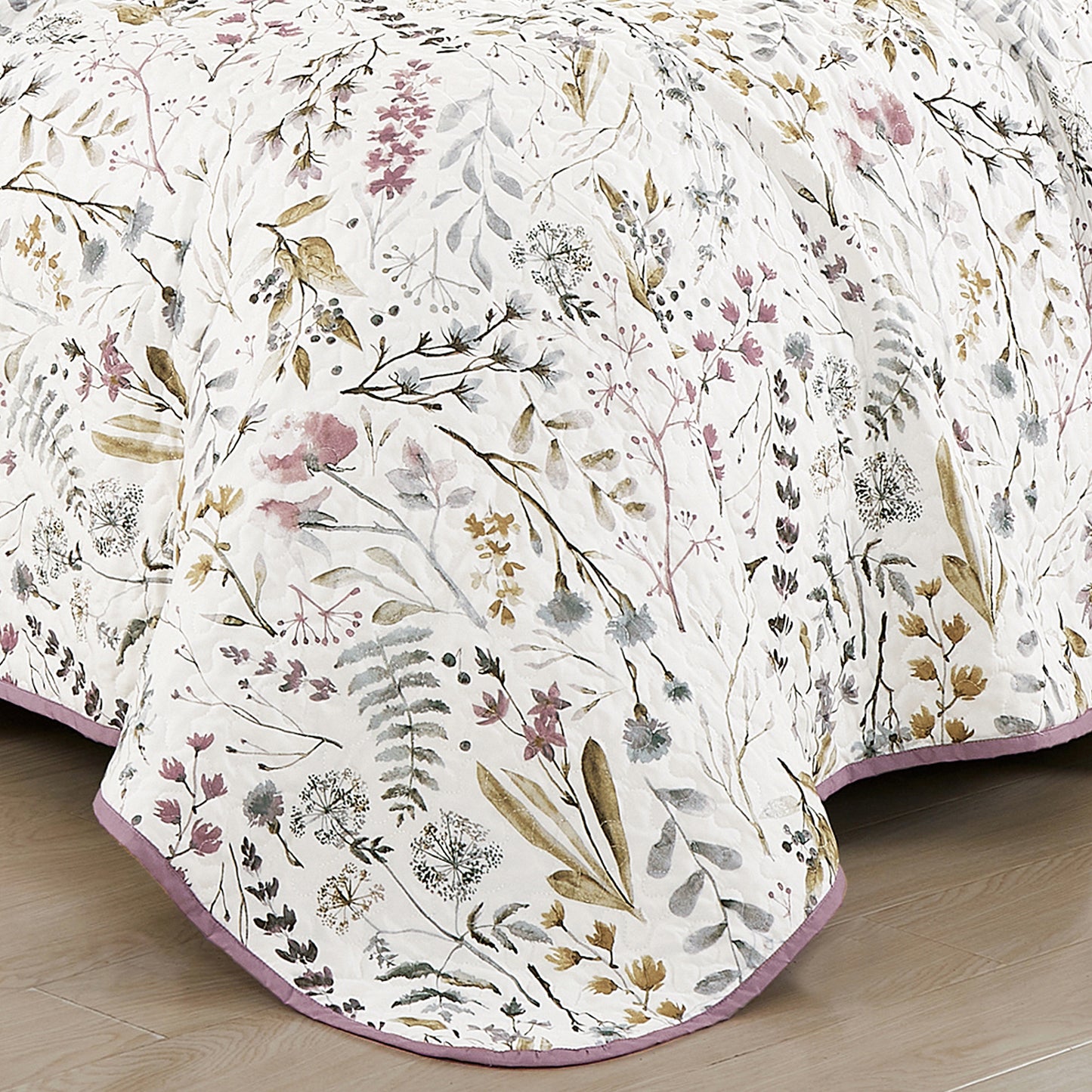 3-Piece LARA Lightweight Purple and White Floral Quilt Reversible Purple Bedspread Set – King Size